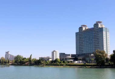 Adana, Türkiye-Kasım 04: 2015: Sheraton Oteli, Optimum Outlet Alışveriş Merkezi ve Seyhan Nehri kıyısındaki Hilton Oteli