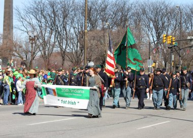 Indianapolis, IN, ABD-17 Mart 2010: St. Patricks Günü Geçit Töreni 'nde üniformalı ve silahlı 35. Indiana İç Savaş Canlandırmacıları' nın kimliği belirsiz üyesi