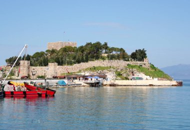 Kusadasi, Aydın, Türkiye-Nisan 02-2006: Kale ve tekneli Güvercin Adası