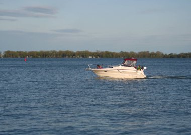 Toronto, Kanada-20 Mayıs 2007: Toronto Limanı 'nın Gölde Tekne Turunun Tadını Çıkaran Tanımlanamayan İnsanlar