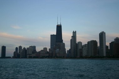 Chicago, IL, USA- Temmuz 03.2005: John Hancock Center ve Michigan Gölü ile Chicago Skyline