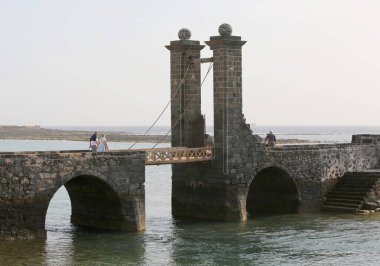 Arrecife, İspanya-13 Aralık 2014: Kast Köprüsü üzerinde yürüyen tanımlanamayan turistler 