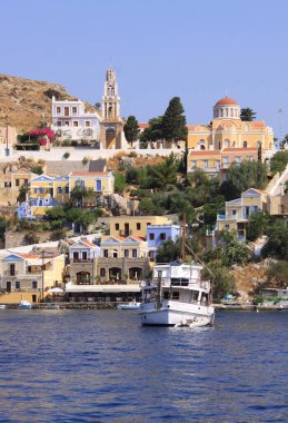 Symi, Yunanistan-14 Temmuz 2013: Yunan Ortodoks Kilisesi, Popüler Deniz Ürünleri Restoranı, Renkli Binalar ve Mavi Ege Denizi Yat