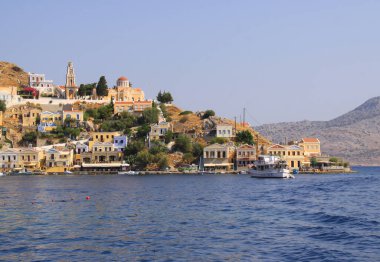 Symi, Yunanistan-14 Temmuz 2013: Yunan Ortodoks Kilisesi, Restoran, Tekneler ve Mavi Ege Denizi