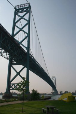 Kanada Windsor 'daki Halk Parkından Büyükelçi Köprüsü ve Detroit, Michigan