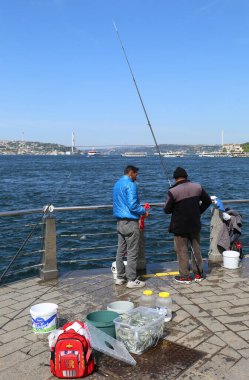 İstanbul, Türkiye-11 Mayıs 2022: Tanımlanamayan balıkçılar Uskudar İlçesi Sahili 'nde balık yakaladı