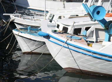 Yunanistan 'ın Rodos kentinde demirlemiş Yansımalı Geleneksel Yunan Tahta Balıkçı Tekneleri