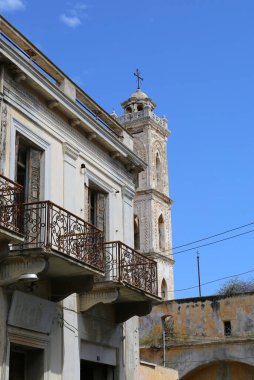 Varosha, Famagusta, Kuzey Kıbrıs 09.2024: İşaretli Terk Edilmiş Eski Bina ve Cross 'lu Kilise Kulesi