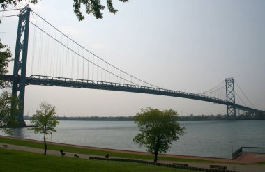 Windsor, ON, Kanada-24 Mayıs 2007: Büyükelçi Köprüsü Detroit, Michigan, ABD 'yi Windsor, Ontario, Kanada' ya bağlayan uluslararası asma köprüdür.