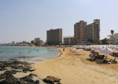 Varosha, Famagusta, Kuzey Kıbrıs - 31 Ağustos 2023: Şık Şemsiyeler, Halk ve Terk Edilmiş Binalar