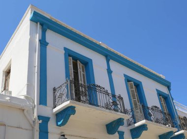 Kuzey Kıbrıs 'ın Famagusta kentinde Pencereleri Pencereli ve Balkonlu Mavi ve Beyaz Saray