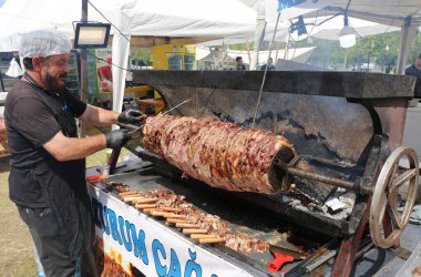 Adana, Türkiye-10 Nisan 2025: Kimliği belirlenemeyen Aşçı Portakal Çiçeği Festivali 'nde kebap kesti