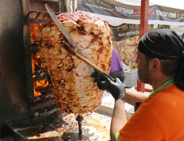 Adana, Türkiye-10 Nisan 2025: Portakal Çiçeği Festivali 'nde Siyah Bandanalı Tanımlanamayan Aşçı Tavuk Donör Kebabı