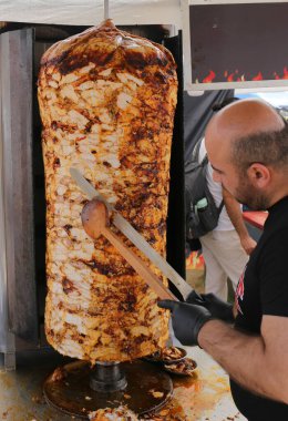 Adana, Türkiye-10 Nisan 2025: Adana Portakal Çiçeği Festivali 'nde tanımlanamayan kel aşçı tavuk kebabı kesti