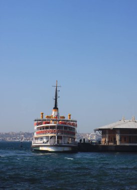 İstanbul, Türkiye-Nisan 08,2008: Geleneksel Türk Feribotundan ayrılan Tanımlanamayan İnsanlar, namı diğer Vapur, İskeleye ve İstanbul, Türkiye 'ye kenetlendi