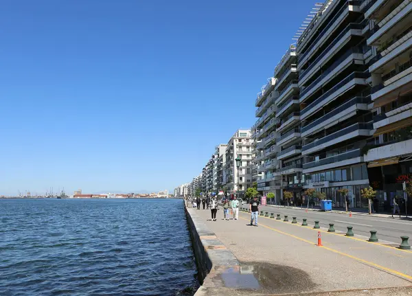 Selanik, Yunanistan-30 Nisan 2025: Ege Denizi kıyısında yürüyen Tanımlanamayan İnsanlar