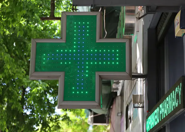 Selanik, Yunanistan-30 Nisan 2025: Avrupa 'daki Eczanelerin Yeşil Haç Şekilli İşareti