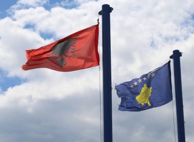 Arnavutluk ve Kosova 'nın Ulusal Bayrakları Priştine ve Kosova' da havada dalgalanıyor