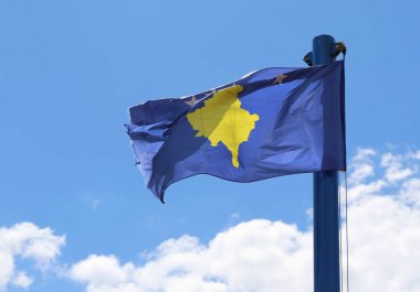 Kosova Ulusal Bayrağı ve Mavi Bulutlu Gökyüzü Arkaplanı Priştine ve Kosova 'da havada dalgalanıyor