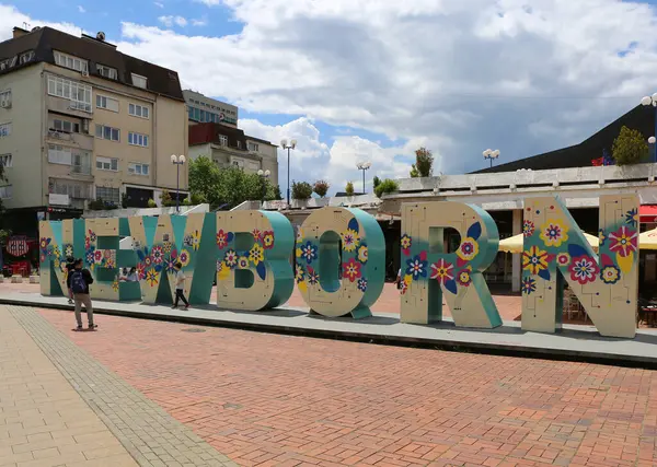 Priştine, Kosova-27 Mayıs 2025: Tanımlanamayan aile Yeni Doğan Anıtı 'nı ziyaret etti