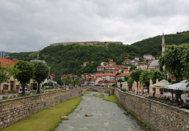 Şato, Binalar, Taş Köprü, Nehir, Osmanlı Dönemi Camileri, Kosova 'nın Prizren kentinde Tanımlanamayan Yürüyen ve Oturan İnsanlar