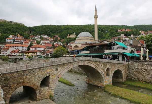 Prizren, Kosova-30 Mayıs 2025: Eski Taş Köprü ve Renkli Binalarda Tanımlanamayan İnsanlar 