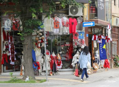 Prizren, Kosova-30 Mayıs 2025: Geleneksel Kosova Kostüm ve Vatansever Tişört Dükkanı 'ndan Tanımlanamayan Kadın