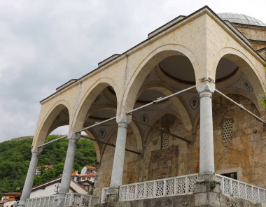 Kosova 'nın Prizren kentindeki Sinan Paşa Camii' nin kemerleri, kubbeleri ve Sütunları