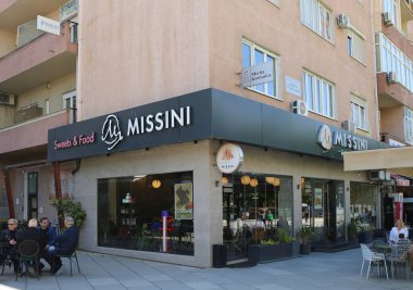 Priştine, Kosova-27 Mayıs 2025: Tanımlanamayan İnsanlar Popüler Şeker Dükkanı Missini 'de bahar gününün tadını çıkarıyor