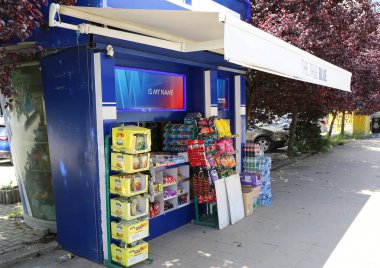 Priştine, Kosova-27 Mayıs 2025: Renkli Sokak Büfesi gıda ve içecek satıyor