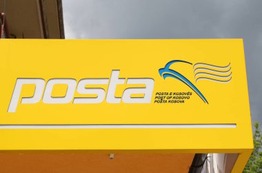 Priştine ve Kosova-27 Mayıs 2025: Bulutlu Gökyüzü Arkaplanlı Kosova Postasının Sarı İşareti