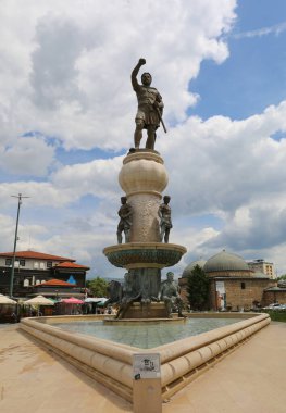 Üsküp, Kuzey Makedonya-28 Mayıs 2025: Makedon 2. Philip tarafından Makedonya Meydanı 'nda yürüyen kimliği belirsiz kişiler 