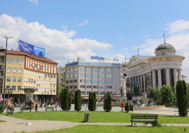 Üsküp, Kuzey Makedonya-28 Mayıs 2025: Makedonya Meydanı 'ndaki Çeşme ve Çeşmeler' de yürüyen ve fotoğraf çeken Tanımlanamayan İnsanlar
