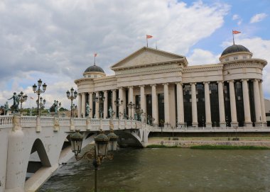 Üsküp, Kuzey Makedonya-28 Mayıs 2025: Arkeoloji Müzesi önündeki Sanat Köprüsünden Tanımlanamayan İnsanlar