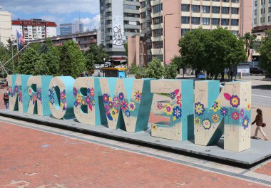 Priştine, Kosova-27 Mayıs 2025: Yeni Doğan Anıtın Arkasından Yürüyen Tanımlanamayan İnsanlar 