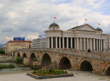 Üsküp, Kuzey Makedonya-28 Mayıs 2025: Taş Köprü 'de ve Altında Tanımlanamayan İnsanlar