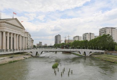 Üsküp, Kuzey Makedonya-28 Mayıs 2025: Arkeoloji Müzesi ile Apartman Kuleleri arasındaki Sanat Köprüsünden Tanımlanamayan İnsanlar 