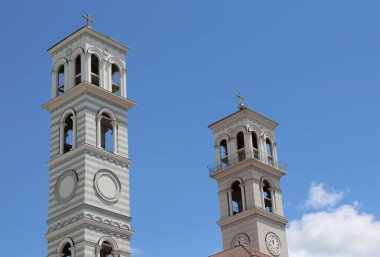 Mavi Gökyüzü Arkaplanı ve Kosova 'nın Priştine kentindeki bulutları ile Rahibe Teresa Katedrali' nin Kuleleri 'nin Kapanışı