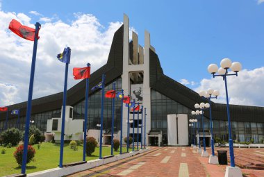 Priştine, Kosova-27 Mayıs 2025: Arnavut ve Kosova Bayraklarıyla Gençlik ve Spor Binası