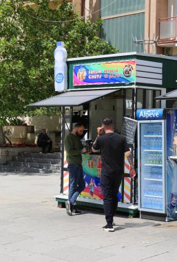 Priştine, Kosova-27 Mayıs 2025: Tanımlanamayan Adamlar Rahibe Teresa Bulvarı 'ndaki bir Tedarikçiden içki satın alıyorlar