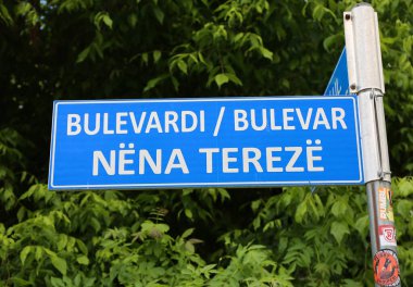Priştine, Kosova-27 Mayıs 2025: Nena Tereze, nam-ı diğer Yeşil Yapraklarla kaplı Rahibe Teresa Bulvarı Tabelası