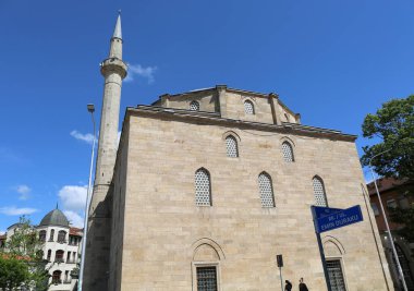 Priştine, Kosova-27 Mayıs 2025: Mavi Gökyüzü Arkaplanlı Osmanlı Dönemi Camii 'nin önünden geçen Tanımlanamayan Kadınlar