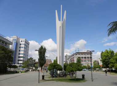 Priştine, Kosova-27 Mayıs 2025: Spomenik namı diğer Kardeşlik ve Birlik Anıtı 'nın yanında yürüyen kimliği belirsiz kadın ve diğer insanlar