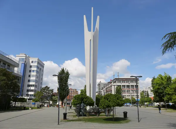 Priştine, Kosova-27 Mayıs 2025: Spomenik namı diğer Kardeşlik ve Birlik Anıtı 'nın yanında yürüyen kimliği belirsiz kadın ve diğer insanlar