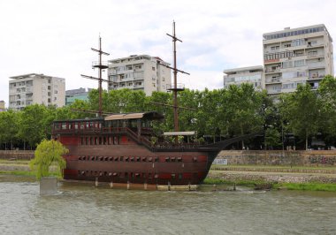 Üsküp, Kuzey Makedonya-28 Mayıs 2025: Korsan Gemisinin Kimliği Belirlenemeyen Kişileri ve Kopyası