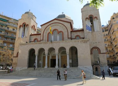 Selanik, Yunanistan-23 Nisan 2025: Panagia Deksia Kilisesi önünde kimliği belirsiz kişiler ayakta, yürüyor ve fotoğraf çekiyor.
