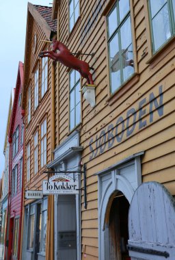 Bergen, Norveç-15 Eylül 2025: Tekboynuzlu ve İşaretli Tarihi Bryggen Binası  