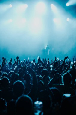 2022 yazında Barselona 'da bir müzik gösterisinde mavi renkte dans eden bir kalabalık.