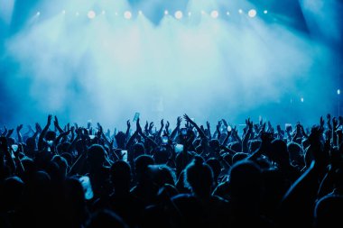 2022 yazında Barselona 'da bir müzik gösterisinde mavi renkte dans eden bir kalabalık.