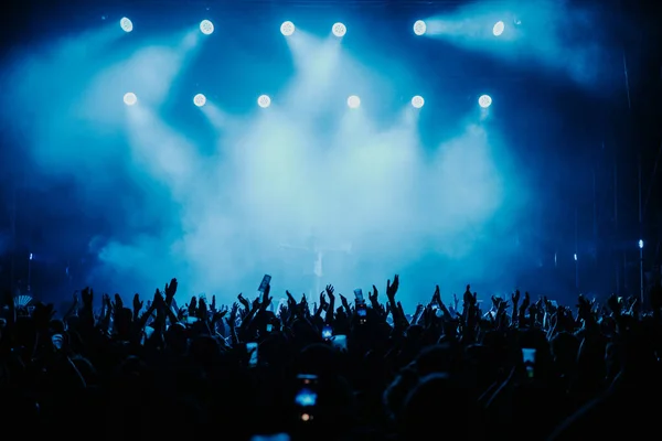 2022年の夏には バルセロナの音楽ショーで青い色で踊る人々の群衆 ロイヤリティフリーのストック画像